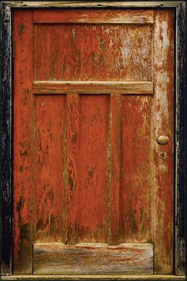 Uma porta para um quarto escuro