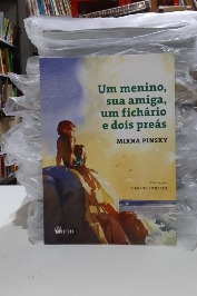 Um menino, sua amiga, um fichário e dois preás