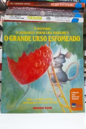 O ratinho, o morango vermelho maduro e o grande urso esfomeado
